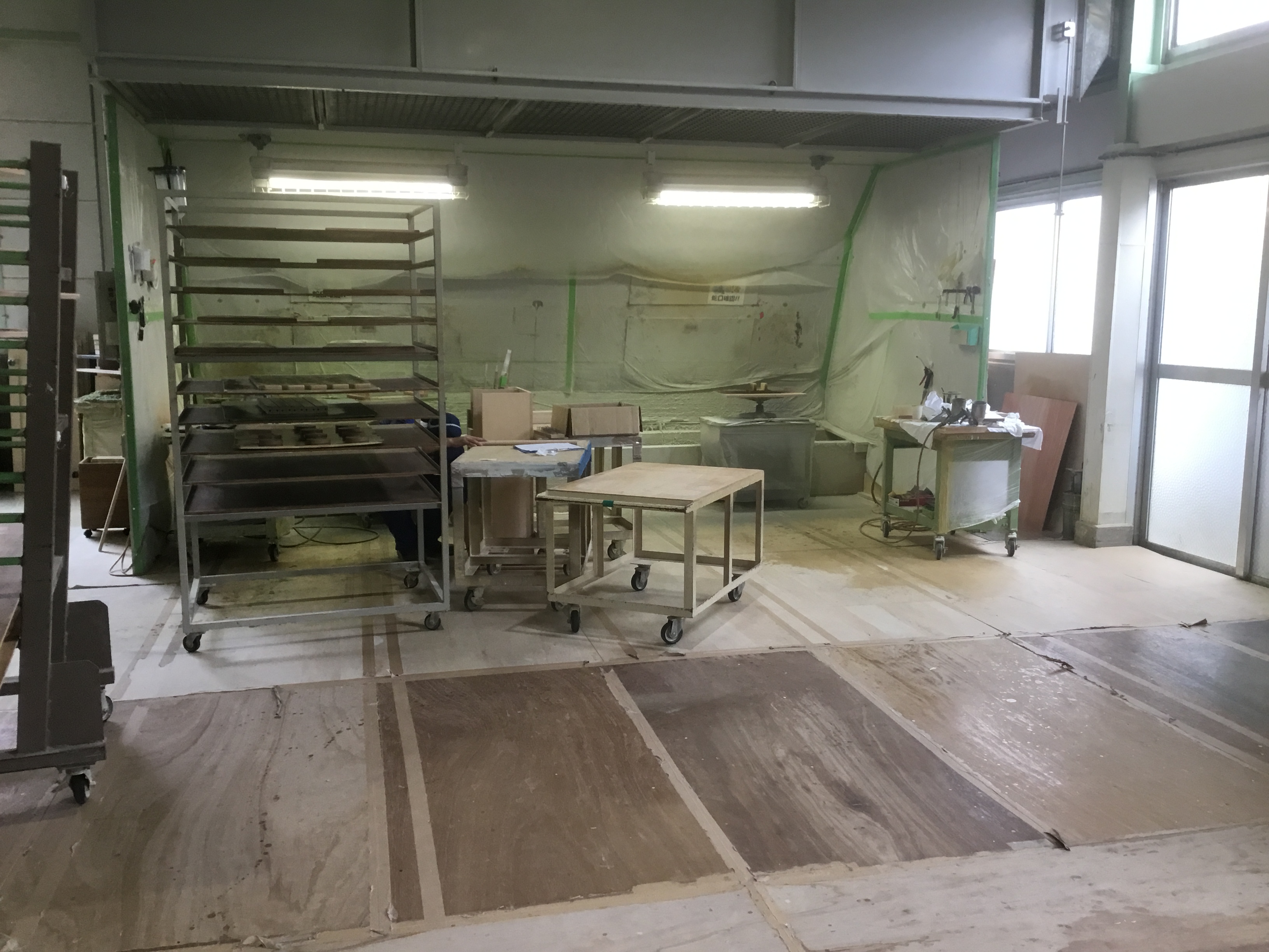 木製家具製造会社での塗装業務