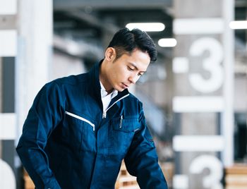 織物工場でのメンテナンス作業