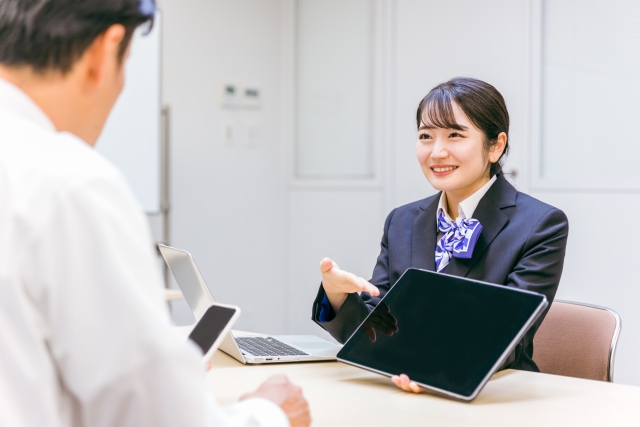 携帯ショップでの販売スタッフ