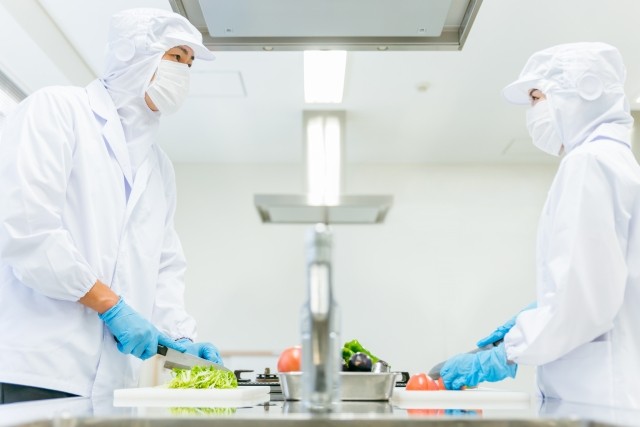 施設内での給食提供（調理補助・盛付・洗浄）