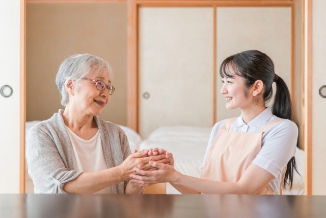 GHでの介護/10：00-17：00/シフト勤務できる方、歓迎