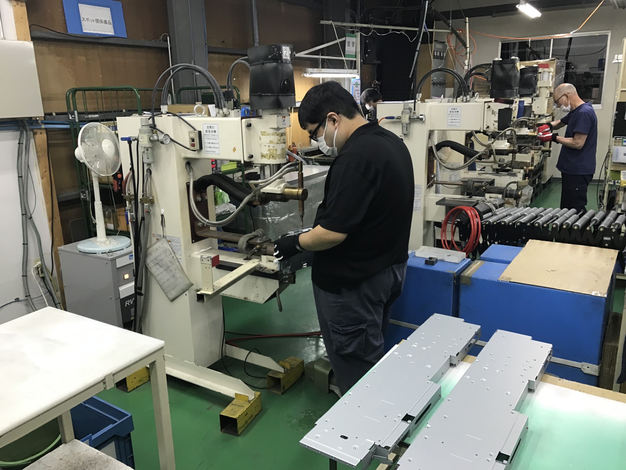スポット溶接機のオペレーター