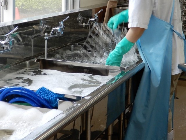 食品製造会社での什器などの洗浄業務