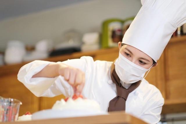 お肉のパック詰め、値付け