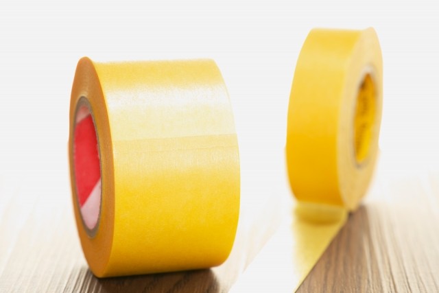 スポーツ用品（ヘルメット・バット）の塗装前のマスキング作業など★